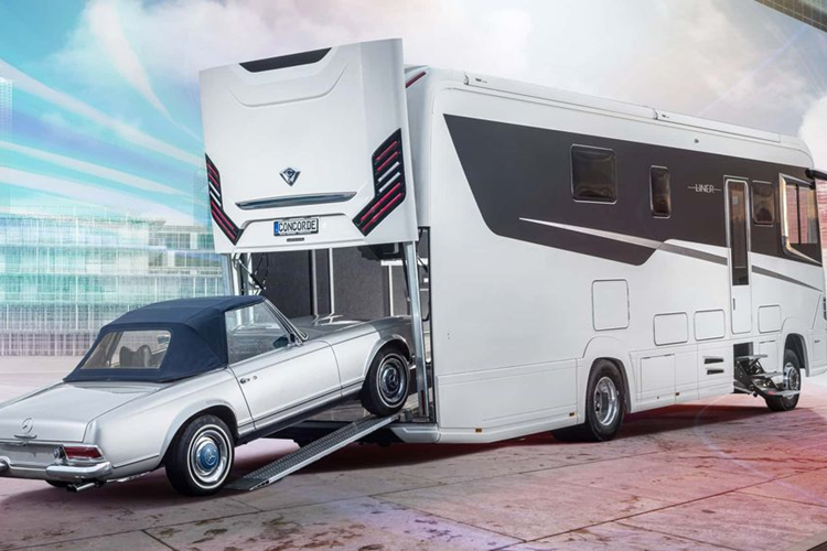 Một chiếc mobihome như Liner 1090 GIO rộng rãi và đầy đủ tiện nghi luôn là mơ ước của bất kỳ ai đam mê chủ nghĩa xê dịch. Với kích thước quá lớn như một “căn nhà di động”, nó còn có cả garage chưa được thêm một chiếc coupe thể thao như Mazda Miata.