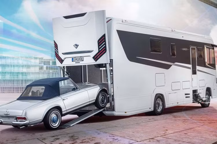 Một chiếc mobihome như Liner 1090 GIO rộng rãi và đầy đủ tiện nghi luôn là mơ ước của bất kỳ ai đam mê chủ nghĩa xê dịch. Với kích thước quá lớn như một “căn nhà di động”, nó còn có cả garage chưa được thêm một chiếc coupe thể thao như Mazda Miata.