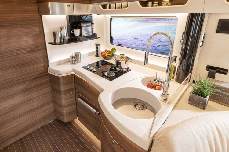 Bên cạnh gara ôtô, chiếc mobihome này còn có một phòng ngủ khá lớn, với giường đủ cho 2 - 6 người ngủ. Phòng tắm rộng rãi, có nội thất bằng thép không gỉ và ốp đá. Liner 1090 GIO có bếp hình chữ U nằm giữa không gian sinh hoạt phía trước và phòng ngủ.