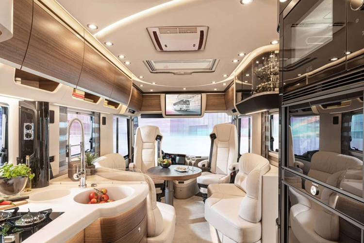 Cụ thể, hãng độ Concorde đã ra mắt Liner 1090 GIO hoàn toàn mới – một chiếc mobihome có kích thước ngang ngửa xe buýt 2 tầng và chứa cả gara để ô tô. Liner 1090 GIO có chiều dài 11,5 m và chiều rộng 2,4 m, cùng với khối lượng tổng thể lên tới 12 tấn