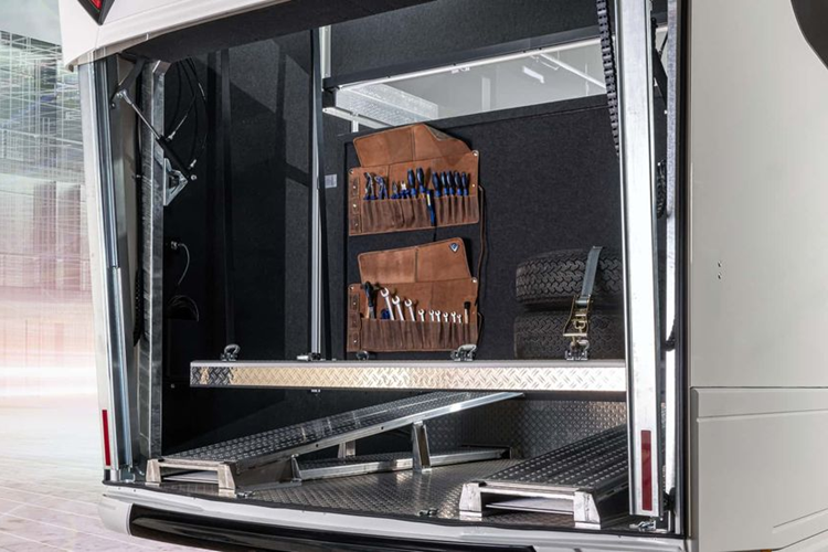 Khu vực này bao gồm tủ lạnh, mặt bàn sơ chế thức ăn ở một bên trong khi bếp nấu, bồn rửa bát ở bên còn lại. Các ngăn tủ được bố trí ở nhiều nơi xung quanh xe, nhằm tối ưu không gian chứa đồ. Khu vực tiếp khách gồm có hai băng ghế sofa đặt đối diện nhau, hai ghế đơn có khả năng xoay 360 độ và bàn gỗ ở chính giữa.