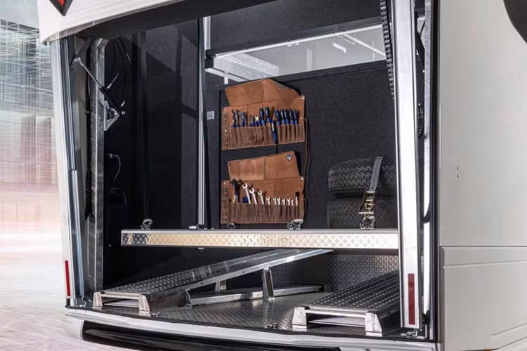 Khu vực này bao gồm tủ lạnh, mặt bàn sơ chế thức ăn ở một bên trong khi bếp nấu, bồn rửa bát ở bên còn lại. Các ngăn tủ được bố trí ở nhiều nơi xung quanh xe, nhằm tối ưu không gian chứa đồ. Khu vực tiếp khách gồm có hai băng ghế sofa đặt đối diện nhau, hai ghế đơn có khả năng xoay 360 độ và bàn gỗ ở chính giữa.