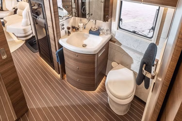 Chiếc mobihome này được tích hợp một gara nhỏ, đủ để chứa một chiếc xe có chiều dài tổng thể không quá 4,3m và cao không quá 1,36 m. Có khá ít mẫu xe có kích thước nhỏ như vậy, nhưng một chiếc coupe thể thao như Mazda Miata thì hoàn toàn phù hợp.