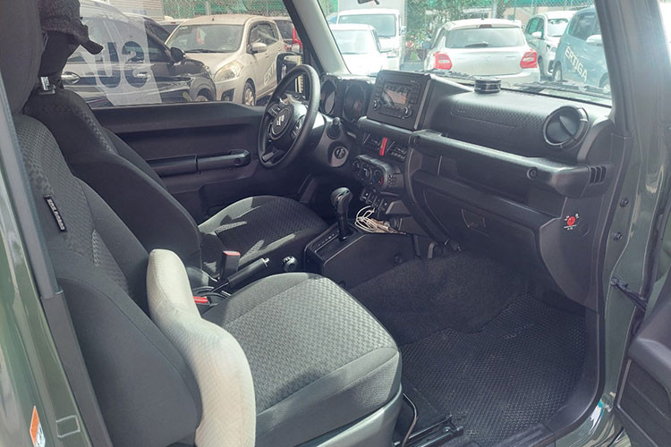 Phiên bản sắp có mặt tại Việt Nam là Suzuki Jimny ba cửa, dự kiến được nhập khẩu nguyên chiếc với cấu hình kích thước: DxRxC là 3.645 x 1.645 x 1.720 mm; chiều dài trục cơ sở đạt mức 2.250 mm - tức là nhỏ nhắn hơn cả các mẫu xe hạng A trên thị trường hiện nay.