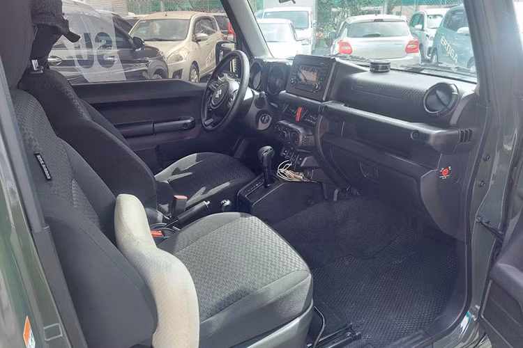 Phiên bản sắp có mặt tại Việt Nam là Suzuki Jimny ba cửa, dự kiến được nhập khẩu nguyên chiếc với cấu hình kích thước: DxRxC là 3.645 x 1.645 x 1.720 mm; chiều dài trục cơ sở đạt mức 2.250 mm - tức là nhỏ nhắn hơn cả các mẫu xe hạng A trên thị trường hiện nay.