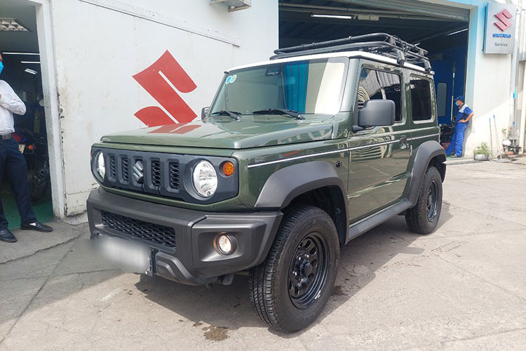Trước đó, Suzuki Jimny đã được cục đăng kiểm cấp phép vào ngày 12/07/2023. Hình ảnh giấy chứng nhận cho thấy, Suzuki Jimny thử nghiệm tại Việt Nam được nhập khẩu nguyên chiếc từ Nhật Bản và thuộc phiên bản GLX AT (số tự động).