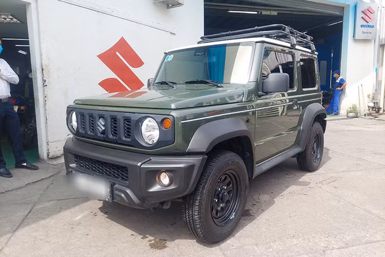 Trước đó, Suzuki Jimny đã được cục đăng kiểm cấp phép vào ngày 12/07/2023. Hình ảnh giấy chứng nhận cho thấy, Suzuki Jimny thử nghiệm tại Việt Nam được nhập khẩu nguyên chiếc từ Nhật Bản và thuộc phiên bản GLX AT (số tự động).