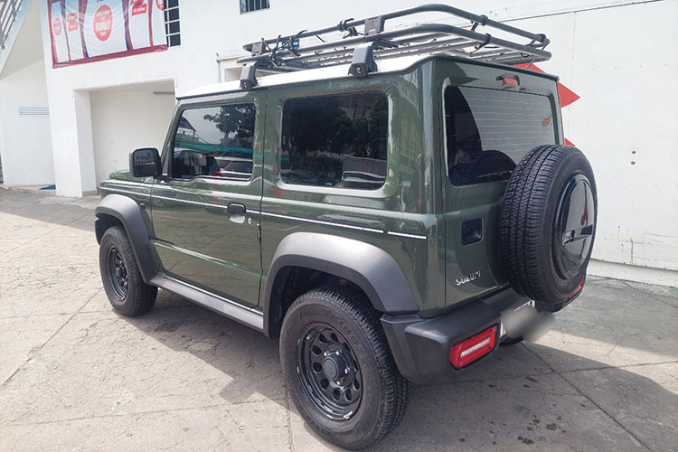 Mẫu xe SUV Suzuki Jimny hiện đang bán ra thị trường với hai kiểu dáng là 3 cửa và 5 cửa. Xe mới được kiểm định thuộc biến thể 3 cửa. Theo nguồn tin từ tư vấn bán hàng, mức giá xe Suzuki Jimny 2023 tại thị trường Việt Nam sẽ có mức khởi điểm 789 triệu đồng.