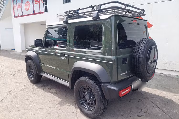 Mẫu xe SUV Suzuki Jimny hiện đang bán ra thị trường với hai kiểu dáng là 3 cửa và 5 cửa. Xe mới được kiểm định thuộc biến thể 3 cửa. Theo nguồn tin từ tư vấn bán hàng, mức giá xe Suzuki Jimny 2023 tại thị trường Việt Nam sẽ có mức khởi điểm 789 triệu đồng.