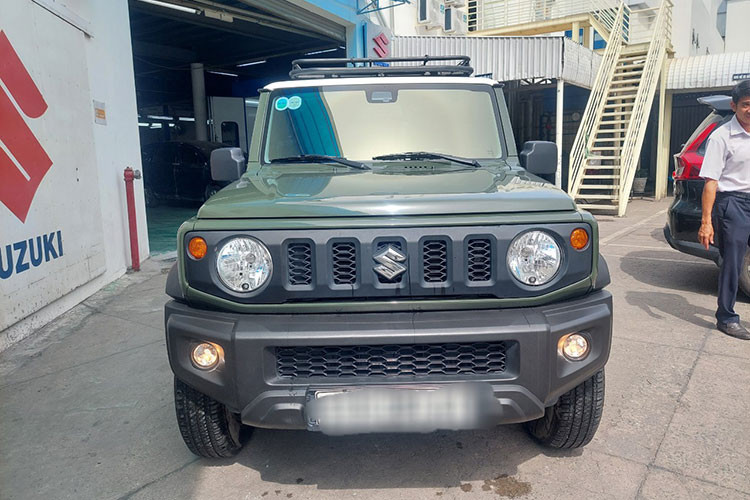 Hiện tại, Suzuki Jimny 2023 đã được một số đại lý chính hãng nhận đặt cọc tại Việt Nam. Với thiết kế nhỏ xinh cùng khả năng off-road đầy hứa hẹn, Suzuki Jimny sẽ là lựa chọn cho những khách hàng Việt thực sự đam mê và thích "hàng độc".