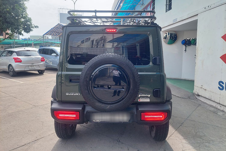 Động cơ của Jimny tại Việt Nam sẽ là máy xăng mã K15B với 4 xi-lanh thẳng hàng, dung tích 1.5L, sản sinh công suất tối đa 75 kW (khoảng 100 mã lực) tại tua máy 6.000 vòng/phút. Động cơ đồng hành với hộp số tự động 4 cấp và hệ dẫn động 4 bánh. Đây cũng là động cơ hiện đang được dùng cho Suzuki XL7 ở Việt Nam.