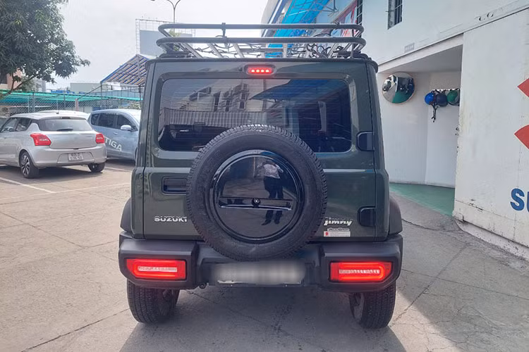 Động cơ của Jimny tại Việt Nam sẽ là máy xăng mã K15B với 4 xi-lanh thẳng hàng, dung tích 1.5L, sản sinh công suất tối đa 75 kW (khoảng 100 mã lực) tại tua máy 6.000 vòng/phút. Động cơ đồng hành với hộp số tự động 4 cấp và hệ dẫn động 4 bánh. Đây cũng là động cơ hiện đang được dùng cho Suzuki XL7 ở Việt Nam.