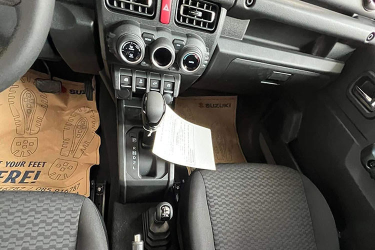 Mẫu xe này sẽ được trang bị khung gầm rời nên là SUV đúng nghĩa. Ngoài ra, Suzuki Jimny còn có hệ thống treo trước/sau dùng lò xo trụ, góc tiếp cận 37 độ, góc vượt đỉnh dốc 28 độ và góc thoát 49 độ. Những thông số này, cộng với hệ dẫn động 4 bánh AllGrip 4WD, chế độ cầu nhanh và cầu chậm, giúp đảm bảo khả năng off-road.