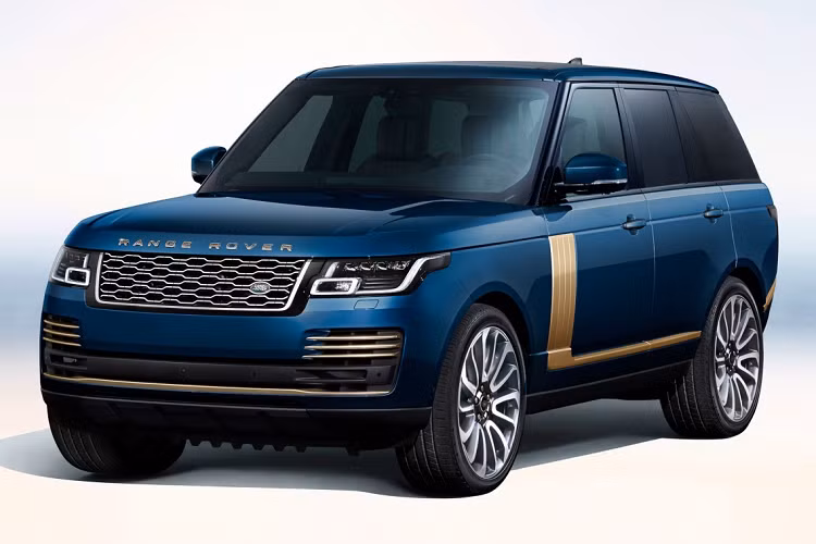Phiên bản cao cấp hơn là Range Rover SV với trục cơ sở dài (thường được gọi là phiên bản "thùng to") có mức giá 234.000 USD (tương đương hơn 5,5 tỷ đồng) sở hữu khối động cơ mạnh mẽ V8 4,4L tăng áp kép cho hiệu suất cực đại tới 606 mã lực và 749 Nm mô-men xoắn đi kèm.