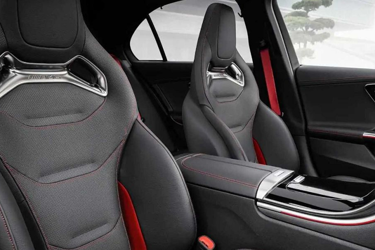 Để tăng cảm giác lái, Mercedes-AMG C43 4MATIC 2023 còn được trang bị hệ thống treo AMG Ride Control tiêu chuẩn với tay đòn kép trước/sau bằng nhôm, lò xo trụ và hệ thống giảm xóc thích ứng. Thêm vào đó là hệ thống đánh lái cầu sau, phanh AMG bao gồm đĩa phanh trước có đường kính 370 mm, đi kèm cùm phanh 4 piston và đĩa phanh sau 320 mm với cùm phanh 1 piston.