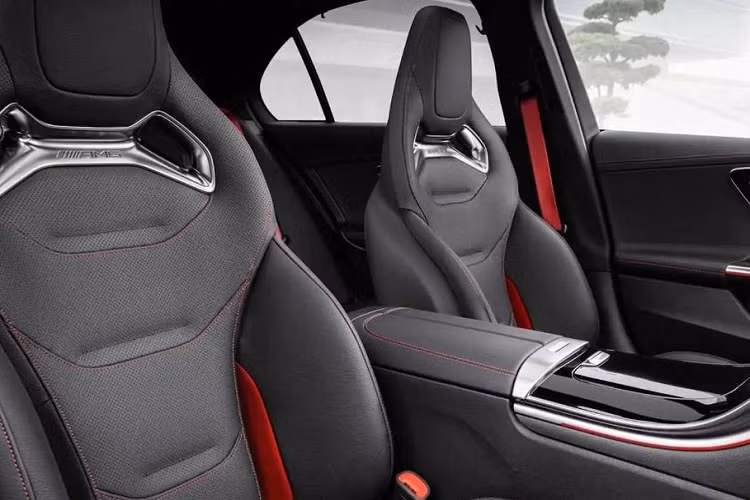 Để tăng cảm giác lái, Mercedes-AMG C43 4MATIC 2023 còn được trang bị hệ thống treo AMG Ride Control tiêu chuẩn với tay đòn kép trước/sau bằng nhôm, lò xo trụ và hệ thống giảm xóc thích ứng. Thêm vào đó là hệ thống đánh lái cầu sau, phanh AMG bao gồm đĩa phanh trước có đường kính 370 mm, đi kèm cùm phanh 4 piston và đĩa phanh sau 320 mm với cùm phanh 1 piston.