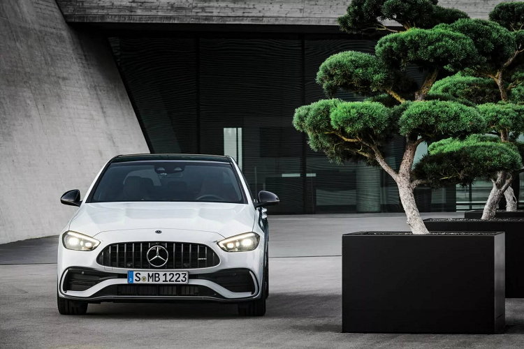 Ngoại hình Mercedes-AMG C43 4MATIC 2023 thể thao hơn so với các phiên bản thông thường của dòng xe C-Class thế hệ mới. Bộ body kit bao gồm cản trước/sau AMG, cánh lướt gió bên sườn và bộ khuếch tán gió đằng sau. Mâm AMG hợp kim siêu nhẹ 18 inch tiêu chuẩn, có thêm tùy chọn mâm 19 inch và 20 inch.