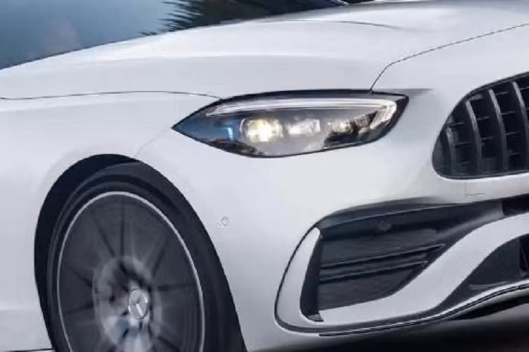 Cung cấp cho người lái là 5 chế độ Slippery, Comfort, Sport, Sport+ và Individual. Ngay cả hệ thống cân bằng điện tử của xe cũng có 3 chế độ, bao gồm Basic, Advanced và Pro.