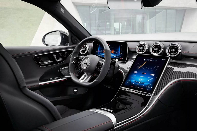 Không gian nội thất bọc da Artico nhân tạo và nỉ Microcut. Nếu chi thêm tiền, người mua có thể bổ sung da thật và da Nappa cho xe. Tiếp đến là vô lăng AMG Performance, lẫy chuyển số bằng nhôm màu bạc, những chi tiết ốp bằng sợi carbon, bộ bàn đạp thể thao AMG, thảm sàn AMG và ốp bậc cửa phát sáng.
