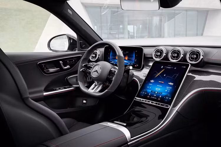 Không gian nội thất bọc da Artico nhân tạo và nỉ Microcut. Nếu chi thêm tiền, người mua có thể bổ sung da thật và da Nappa cho xe. Tiếp đến là vô lăng AMG Performance, lẫy chuyển số bằng nhôm màu bạc, những chi tiết ốp bằng sợi carbon, bộ bàn đạp thể thao AMG, thảm sàn AMG và ốp bậc cửa phát sáng.