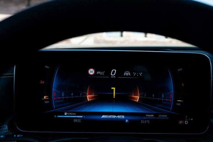 Xe trang bị động cơ xăng 4 xi-lanh, tăng áp, dung tích 2.0L giống mẫu xe anh em Mercedes-AMG SL 43 2023, có công suất tối đa 402 mã lực và mô-men xoắn cực đại 500 Nm. Động cơ mới này thay cho máy xăng V6, tăng áp kép, dung tích 3.0L cũ của Mercedes-AMG C43 4MATIC.