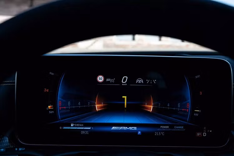 Xe trang bị động cơ xăng 4 xi-lanh, tăng áp, dung tích 2.0L giống mẫu xe anh em Mercedes-AMG SL 43 2023, có công suất tối đa 402 mã lực và mô-men xoắn cực đại 500 Nm. Động cơ mới này thay cho máy xăng V6, tăng áp kép, dung tích 3.0L cũ của Mercedes-AMG C43 4MATIC.