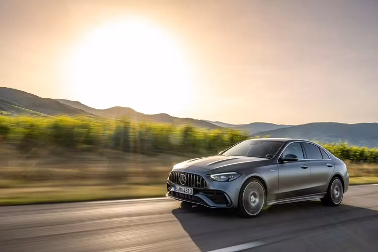 Nếu chọn trang bị toàn bộ các gói bổ sung tính năng bao gồm AMG Performance Seat Package Advanced giá 3.250 USD, AMG Performance Studio Package giá 2.250 USD, mâm AMG 20 inch giá 1.650 USD