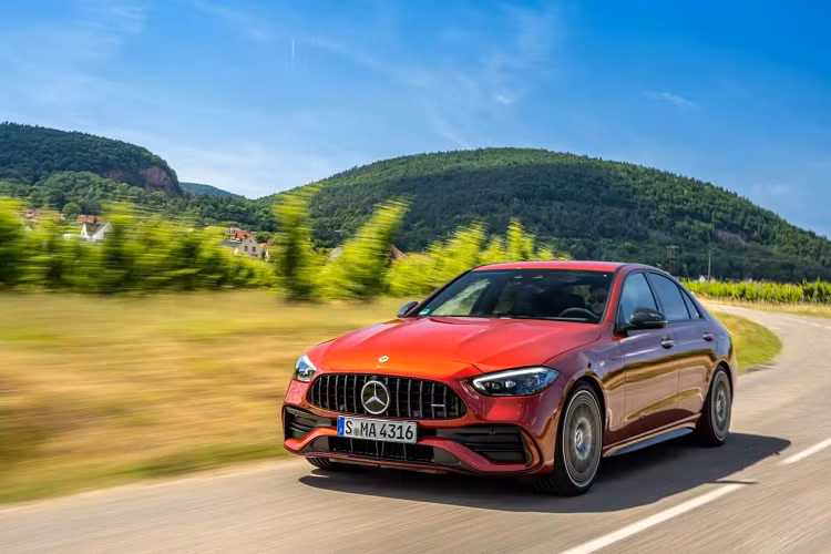 Tại Mỹ, cấu hình Premium tiêu chuẩn bao gồm ghế trước có sưởi, camera góc rộng, khởi động không cần chìa khóa với truy cập rảnh tay và hệ thống đèn nội thất 64 màu cùng với bệ cửa được chiếu sáng.