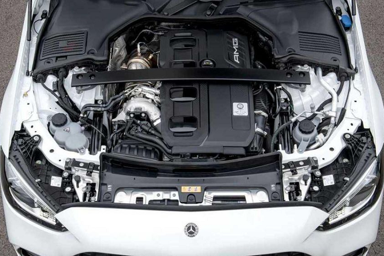 Trong khi đó, hệ dẫn động 4 bánh toàn thời gian 4MATIC của xe có hơi hướng phân bổ mô-men xoắn về cầu sau nhiều hơn với tỷ lệ 31% trước và 69% sau. Nhờ động cơ mạnh hơn, Mercedes-AMG C43 4MATIC 2023 có thể tăng tốc từ 0-100 km/giờ trong 4,6 giây trước khi đạt vận tốc tối đa 250 km/giờ. Nếu có thêm gói AMG Driver’s Package tùy chọn, mức giới hạn vận tốc tối đa của xe sẽ được tăng lên 265 km/giờ.