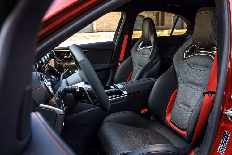 Cửa sổ trời panorama giá 1.000 USD và màu sơn xám mờ Manufaktur Selenite Grey Magno giá 3.250 USD, khách hàng sẽ nhận được chiếc Mercedes-AMG C43 Pinnacle full option nếu chịu chi ra gần 85.000 USD (1,99 tỷ đồng).