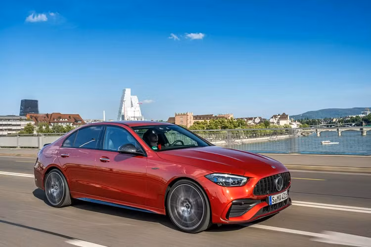 Những tiện ích có thêm khi chọn cấu hình cao cấp Pinnacle gồm màn hình HUD hiển thị trên kính chắn gió, sạc điện thoại thông minh không dây, hệ thống đèn nội thất được cải tiến và dàn âm thanh vòm 3D Burmester. Mercedes cũng bổ sung tính năng dẫn đường được tích hợp công nghệ thực tế ảo tăng cường.