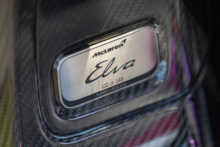 Đối với siêu phẩm speedster này, vị chủ nhân mới cũng sẽ nhận bộ phụ kiện cặp nón bảo hiểm Bell, túi xách da hàng hiệu, kính chống bụi của hãng Magnum Gatorz và thư chúc mừng của cựu CEO McLaren - Mike Flewitt.