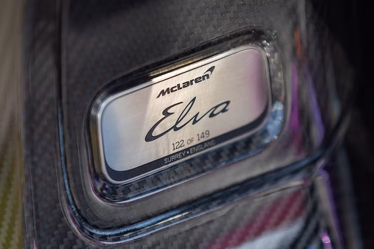 Đối với siêu phẩm speedster này, vị chủ nhân mới cũng sẽ nhận bộ phụ kiện cặp nón bảo hiểm Bell, túi xách da hàng hiệu, kính chống bụi của hãng Magnum Gatorz và thư chúc mừng của cựu CEO McLaren - Mike Flewitt.