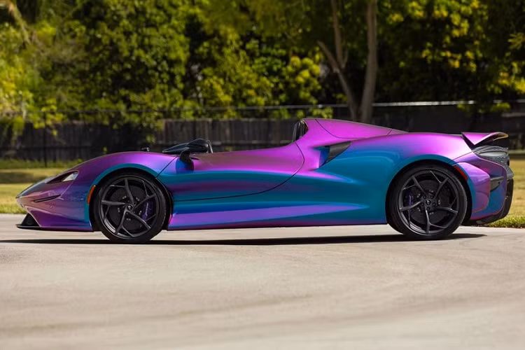 Được biết chiếc McLaren Elva đấu giá có số thứ tự 122/149 xe được sản xuất. Đặc biệt toàn bộ xe được lắp ráp thủ công tại nhà máy McLaren tại Surrey, Anh. Hiện tại chiếc xe trong bài đã đi được 90 dặm (145 km), gần như chiếc xe không hề được sử dụng sau khi đấu giá vào tháng 8/2022.