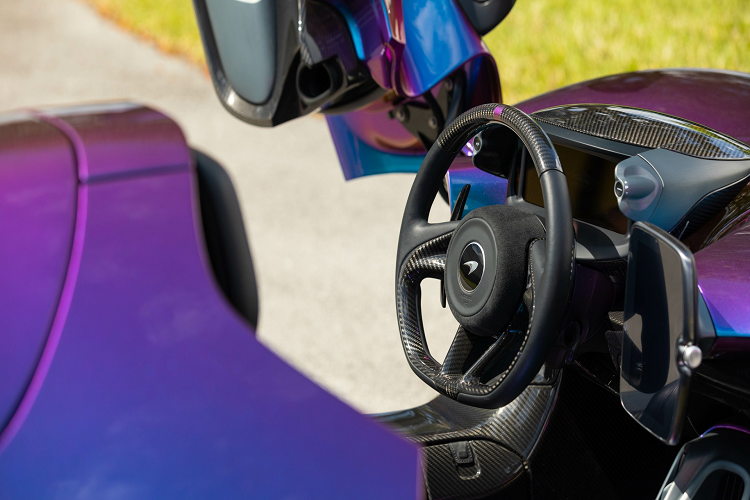 McLaren Elva độc đáo của MSO sử dụng mâm 5 chấu kích thước 19 inch ở bánh trước và 20 inch bánh sau. Cùm phanh nguyên khối titanium đã giúp siêu phẩm này nhẹ hơn người anh em Senna khoảng 1 kg.