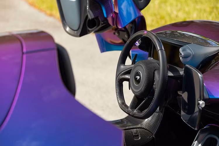 McLaren Elva độc đáo của MSO sử dụng mâm 5 chấu kích thước 19 inch ở bánh trước và 20 inch bánh sau. Cùm phanh nguyên khối titanium đã giúp siêu phẩm này nhẹ hơn người anh em Senna khoảng 1 kg.