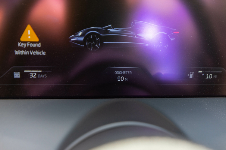 Song song đó, McLaren Elva sử dụng công nghệ AAMS, điều hướng luồng khí nhằm tạo hiệu ứng kính chắn gió ảo, hạn chế tình trạng gió thổi trực tiếp vào người lái và hành khách. Không chỉ đặc biệt bởi màu sơn mà chiếc McLaren Elva trong bài còn có nhiều trang bị được làm từ sợi carbon, đều do MSO thực hiện.