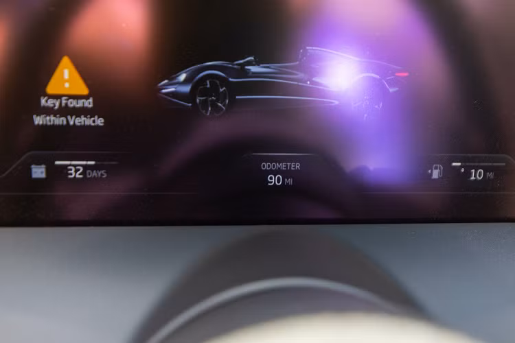 Song song đó, McLaren Elva sử dụng công nghệ AAMS, điều hướng luồng khí nhằm tạo hiệu ứng kính chắn gió ảo, hạn chế tình trạng gió thổi trực tiếp vào người lái và hành khách. Không chỉ đặc biệt bởi màu sơn mà chiếc McLaren Elva trong bài còn có nhiều trang bị được làm từ sợi carbon, đều do MSO thực hiện.