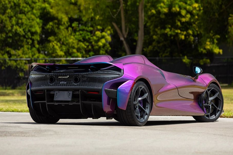 McLaren Elva là mẫu siêu xe sở hữu khái niệm 4 không, trong đó không có trang bị kính chắn gió. Tuy nhiên, tại một số quốc gia, McLaren đã lắp thêm kính chắn gió cố định cho Elva nhằm phù hợp với quy định an toàn.