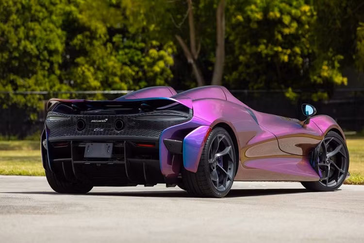 McLaren Elva là mẫu siêu xe sở hữu khái niệm 4 không, trong đó không có trang bị kính chắn gió. Tuy nhiên, tại một số quốc gia, McLaren đã lắp thêm kính chắn gió cố định cho Elva nhằm phù hợp với quy định an toàn.