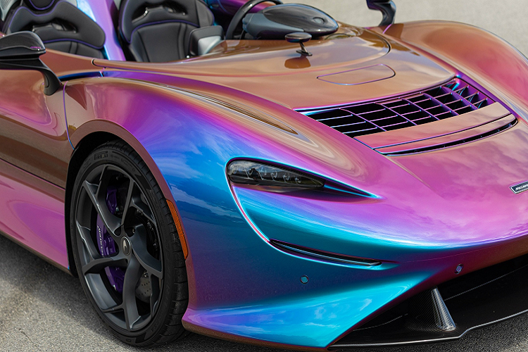 Đồng thời các trang trí của xe được phối đồng điệu với tông màu ngoại thất. McLaren Elva trang bị khối động cơ V8 twin-turbo dung tích 4.0L mã M840TR, sản sinh công suất 815 mã lực và mô-men xoắn cực đại 800 Nm. Kết hợp hộp số 7 cấp ly hợp kép. McLaren Elva có khả năng tăng tốc từ 0-100 km/h trong 2,8 giây, trước khi đạt tốc độ tối đa 326 km/h.