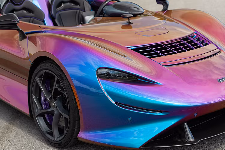 Đồng thời các trang trí của xe được phối đồng điệu với tông màu ngoại thất. McLaren Elva trang bị khối động cơ V8 twin-turbo dung tích 4.0L mã M840TR, sản sinh công suất 815 mã lực và mô-men xoắn cực đại 800 Nm. Kết hợp hộp số 7 cấp ly hợp kép. McLaren Elva có khả năng tăng tốc từ 0-100 km/h trong 2,8 giây, trước khi đạt tốc độ tối đa 326 km/h.