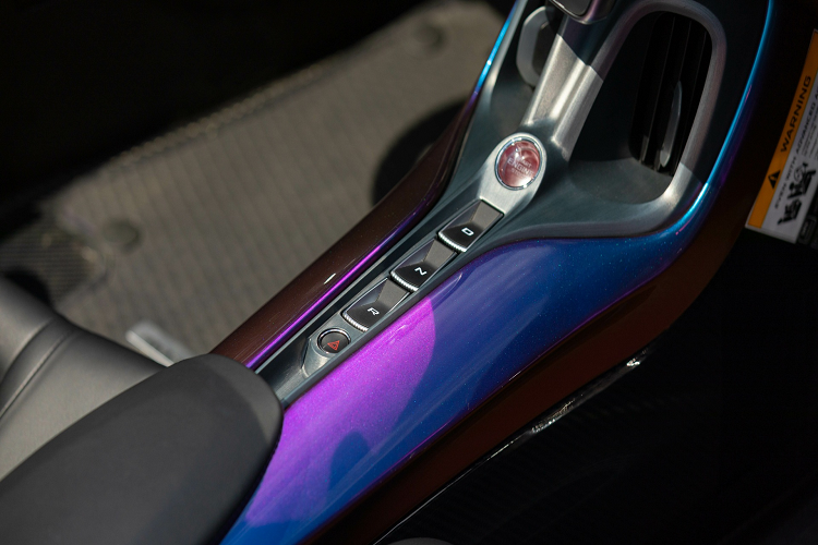 Đèn hậu LED đặt nằm ngang được tinh chỉnh lại tạo nét tương đồng với nhiều mẫu GT và Artura. Cách đây không lâu, cụm ống xả kép với 4 cửa xả từng xuất hiện trên 750S thì nay đã có mặt trên Elva. Về nội thất Elva có nhiều điểm giống với 720S trong việc tối giản nhiều chi tiết không cần thiêt.