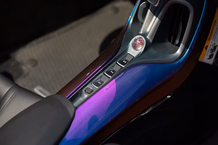 Đèn hậu LED đặt nằm ngang được tinh chỉnh lại tạo nét tương đồng với nhiều mẫu GT và Artura. Cách đây không lâu, cụm ống xả kép với 4 cửa xả từng xuất hiện trên 750S thì nay đã có mặt trên Elva. Về nội thất Elva có nhiều điểm giống với 720S trong việc tối giản nhiều chi tiết không cần thiêt.