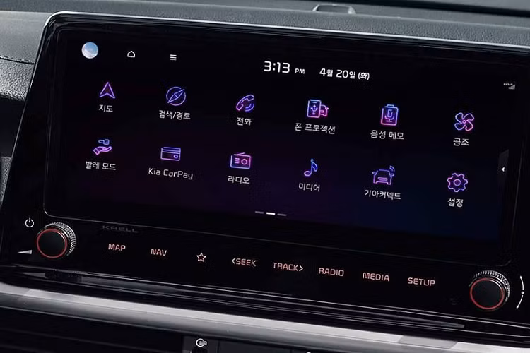 Tiếp đến là Kia K3 2024 bản Signature cao cấp nhất với màn hình cảm ứng trung tâm 10,25 inch tiêu chuẩn. Màn hình này có nhiều chủ đề và giao diện cho các loại nội dung khác nhau. Riêng GT là phiên bản sở hữu thiết kế hatchback của Kia K3 2024. Phiên bản này cũng được trang bị màn hình tiêu chuẩn tương tự bản Signature.