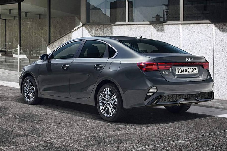 Đáng tiếc là hiện hình ảnh nội thất và trang bị của Kia K3 2024 vẫn chưa được hé lộ. Tuy nhiên, hộp màu đen ở giữa hốc gió trung tâm trên cản trước chứng tỏ mẫu sedan hạng C này sẽ có các tính năng an toàn chủ động ADAS.