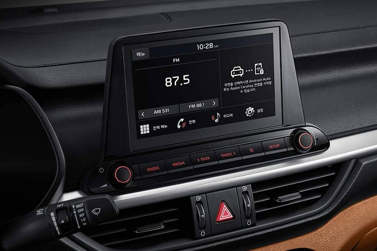 Ngoài ra, bản Prestige còn được trang bị hệ thống kết nối viễn thông Kia Connect mới, bao gồm tính năng cập nhật hệ thống định vị qua WiFi và điều khiển bằng giọng nói sử dụng nền tảng trí thông minh nhân tạo tích hợp của Kakao. Bên cạnh đó là dịch vụ thanh toán trên xe Kia CarPlay mới.