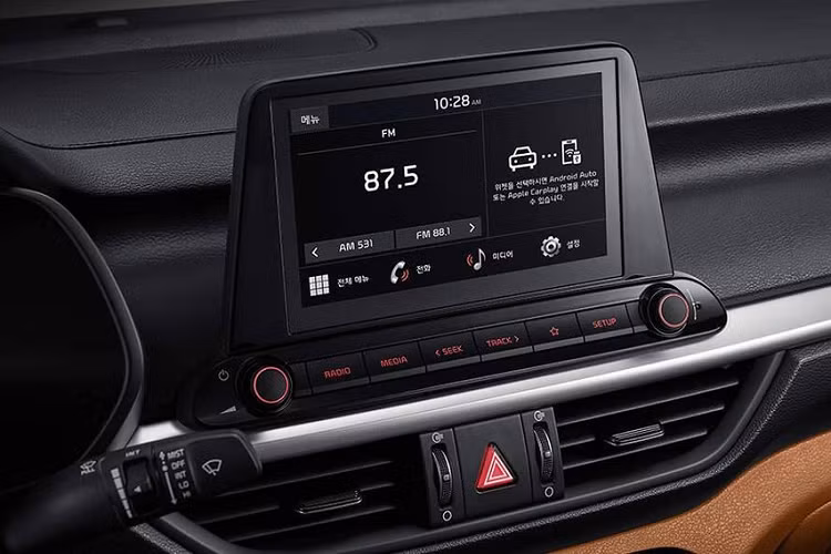 Ngoài ra, bản Prestige còn được trang bị hệ thống kết nối viễn thông Kia Connect mới, bao gồm tính năng cập nhật hệ thống định vị qua WiFi và điều khiển bằng giọng nói sử dụng nền tảng trí thông minh nhân tạo tích hợp của Kakao. Bên cạnh đó là dịch vụ thanh toán trên xe Kia CarPlay mới.