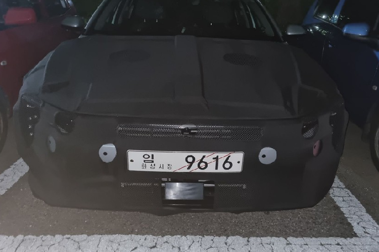 Giá xe Kia K3 2024 tại thị trường Hàn Quốc dao động từ 18,25 - 29,58 triệu Won (khoảng 332 - 538 triệu đồng), rẻ hơn so với xe ở Việt Nam. Kia K3 tại Việt Nam hiện có giá từ 539 - 725 triệu đồng. Trong thời gian tới, hãng Kia có thể sẽ bổ sung thế hệ mới cho dòng xe K3. Những hình ảnh chụp Kia K3 mới trên đường phố Hàn Quốc cách đây không lâu đã chứng tỏ điều đó.