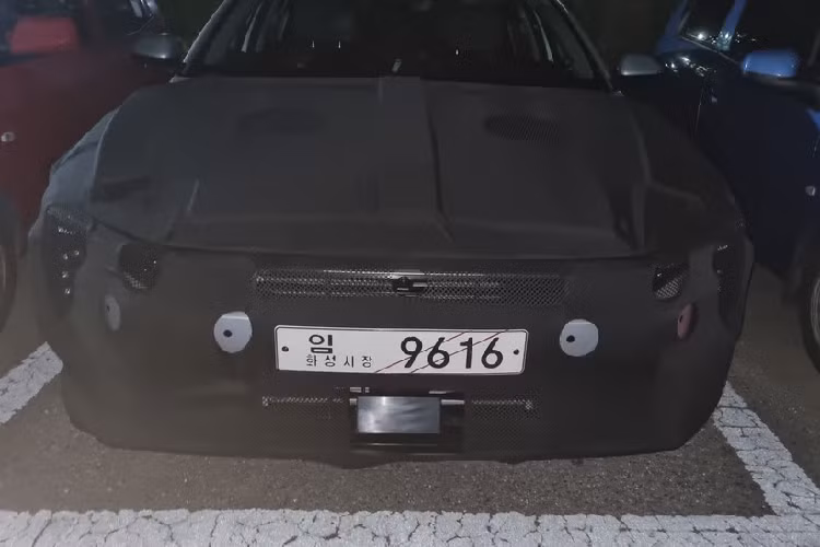 Giá xe Kia K3 2024 tại thị trường Hàn Quốc dao động từ 18,25 - 29,58 triệu Won (khoảng 332 - 538 triệu đồng), rẻ hơn so với xe ở Việt Nam. Kia K3 tại Việt Nam hiện có giá từ 539 - 725 triệu đồng. Trong thời gian tới, hãng Kia có thể sẽ bổ sung thế hệ mới cho dòng xe K3. Những hình ảnh chụp Kia K3 mới trên đường phố Hàn Quốc cách đây không lâu đã chứng tỏ điều đó.